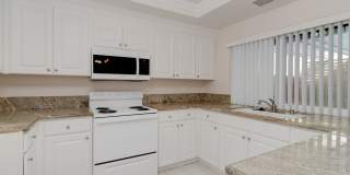 Spacious End-Unit 2 Bed, 2 Bath with Den For Lease in Irvine Gallery 6