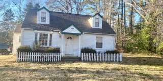 Cozy Cape Cod - Minutes to TBS (Quantico) over half an acre! Gallery 1