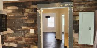 Charming Railroad-Style Townhouse Near Forsyth Park & Starland Gallery 16