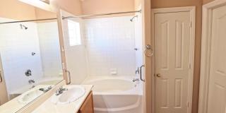 Beautiful 4 bedroom for rent. Gallery 29
