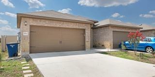New Braunfels, TX~ 3 bedroom with Stained Concrete Floors ~ 2 Car Garage Gallery 1