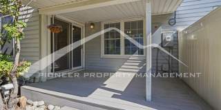 Stunning Townhouse with Washer/Dryer and Central AC Gallery 3
