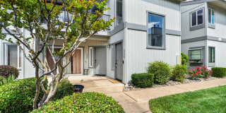 2 Bedroom Condo for Rent in Redding CA | Pool, Spa, Fireplace, Balcony Gallery 3