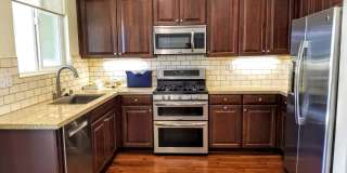 ALMOST NEW, SUPER CLEAN 2 BED, 2.5 BATHS, WOOD FLOORS, STAINLESS STEEL APPLIANCES, CLUBHOUSE WITH POOL Gallery 12