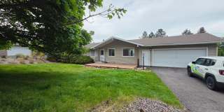 Beautiful Four Bedroom House with a Garage Gallery 1