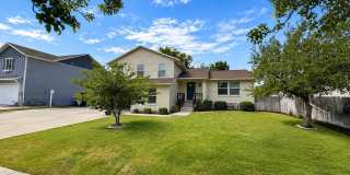Spacious 5-Bedroom Sandy Home with Large Fenced Yard Spacious 5-Bedroom Sandy Home with Large Fenced Yard Gallery 3
