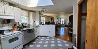 Must-See Spacious 3-bedroom/1-Bath Unit Brighton Gallery 1