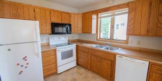 Upstairs condo with garage space in great NW location! Gallery 7