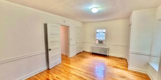 Spacious 6 bedroom 3.5 bath Tudor Townhouse w/Deck close to Georgetown University & Hospital Gallery 20