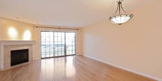 Gorgeous 2 Bedroom Townhome available in Palatine! Gallery 3