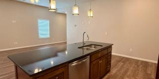 Large 3 Bed, 2 Bath in Beautifully Well-Maintained Neighborhood Gallery 8