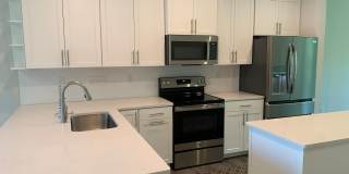Beautiful Three Bedroom Townhouse! Gallery 3
