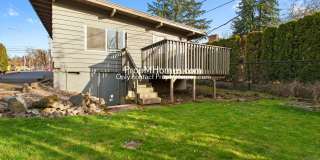 Light + Bright 2 Bedroom Duplex in SW Portland! Gallery 1