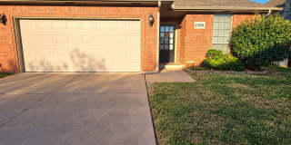 Beautiful, Spacious Duplex with Study Gallery 1