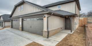 Very Nice 4 Bedroom 2 Bath Duplex in Oakdale Schools - Lawn Care Included Gallery 1