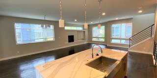 Modern 4BR Townhome in Prime Bellevue | AC | Bellevue Schools | Minutes to Microsoft Gallery 12