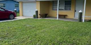 2/1/1 in Stuart--Beautiful kitchen & fenced yard! Gallery 1