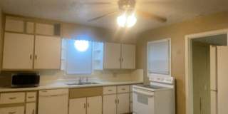 2017 N Rosewood Ave - Charming 3-Bedroom Home with Eat-In Kitchen, Front Porch & Included Appliances! Gallery 1