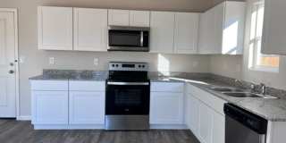 3br 2Ba 2-Story Home with fenced yard and garage Near Golf Course, Rotary Park Gallery 16