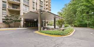 UNIQUE ONE BEDROOM AND DEN CONDO IS NOW AVAILABLE IN THE HIGHLY DESIREABLE PARKSIDE PLAZA CONDOMINIUM Gallery 3