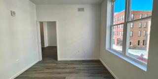 725 W Pratt Gallery 34