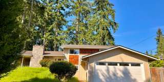 Spacious 4BD/3BA Bellevue Home with Private Backyard & Garage Gallery 3