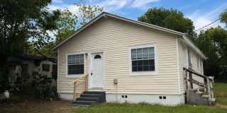 Nice 3BR/1BA Lakeland Home, Laminate Wood Floors, HUGE Privacy Fenced Backyard! Gallery 1