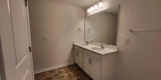 Room in 3 Bedroom Home at Guildford Hill Ln Gallery 16