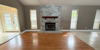 Spacious 3 Bedroom, 2 Bath Home Close to Restaurants & Shopping Centers Gallery 3