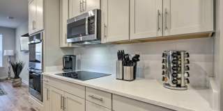 Luxury 3BR/2.5BA Condo w/ Balcony and Rooftop Terrace & Garage – Walk to One Loudoun Luxury 3BR/2.5BA Condo w/ Balcony and Rooftop Terrace & Garage – Walk to One Loudoun Gallery 10