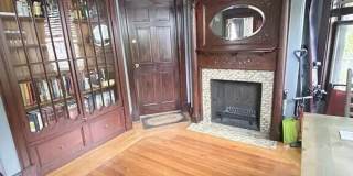Nicely updated 3 bed unit with in unit laundry! Gallery 5