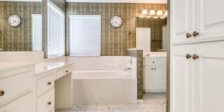 Beautiful Home With Lake View - 3 Bed + 2 Bath Beautiful Home With Lake View - 3 Bed + 2 Bath Gallery 19