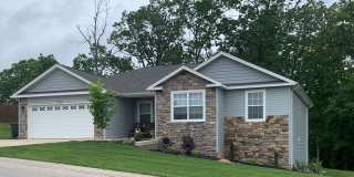 Beautiful Home with Plenty of Storage and Covered Back Porch Gallery 1