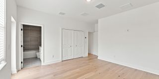 GORGEOUS Like NEW 4/3.5 CUSTOM TOWNHOME Gallery 14