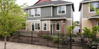 Gorgeous Two Bedroom Townhome In Gresham! In a Gated Community! Gallery 1