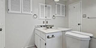 Charming 2BR Condo with Vaulted Ceilings, Fireplace & Pool Access Gallery 21