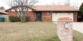 Spacious 3BD/2.5 BTH 2 Car Garage, Minutes from Tinker AFB Gallery 1