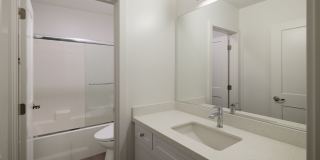 Spacious 2 Bed Townhouses! * BEST KOREATOWN LOCATION * washer & dryer * bidet Gallery 18