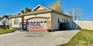 Beautiful 4 bedroom 3 bath house - attached garage Gallery 28