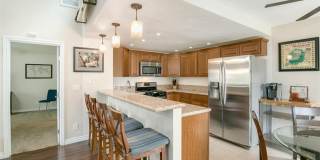 Beautifully Vista Upgraded Upstairs Corner Condo Gallery 31