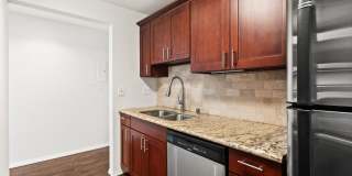 Modern 2-Bedroom Condo in Shoreline with Stylish Finishes Gallery 9