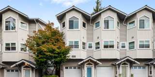 2 Bedroom End Unit Townhouse in Prime Location Gallery 1