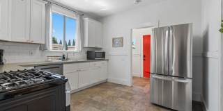 REMODELED HUGE BRIGHT 2400sf 4BR/3.5BA Havenscourt Split Level Home w Cottage AVAIL NOW Gallery 10