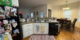 4 Bedroom Downtown Beauty! Gallery 7
