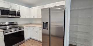 Beautiful 2 bed/ 2 bath Townhome w/ Balcony, Garage & Community Pool Gallery 16