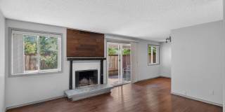 Beautiful 3-Bedroom Townhome in Cross Creek Village Beautiful 3-Bedroom Townhome in Cross Creek Village Gallery 1