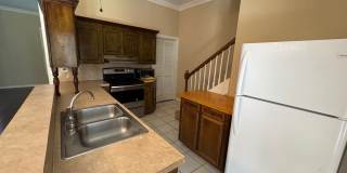 Two Story 2 bedroom, 2 bathroom home in South Highland Gallery 4