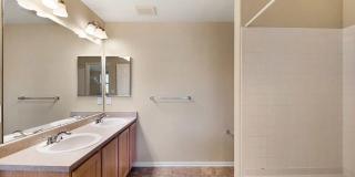 Bright Open-Concept Condo with 1-Car Garage in Prime Commuter Location Gallery 15