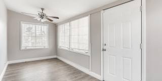 Modern 2 Bedroom House With A Huge Backyard! Gallery 24