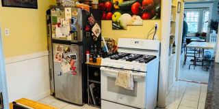 2Br/1Bth apartment! Great Location! Very spacious, lots of light! Gallery 17